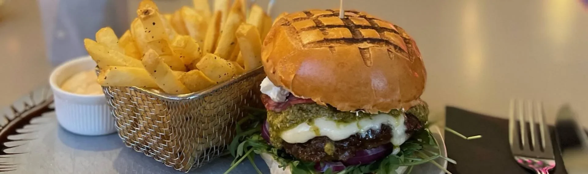 Hamburgare och pommes frites på HUGO Finspång