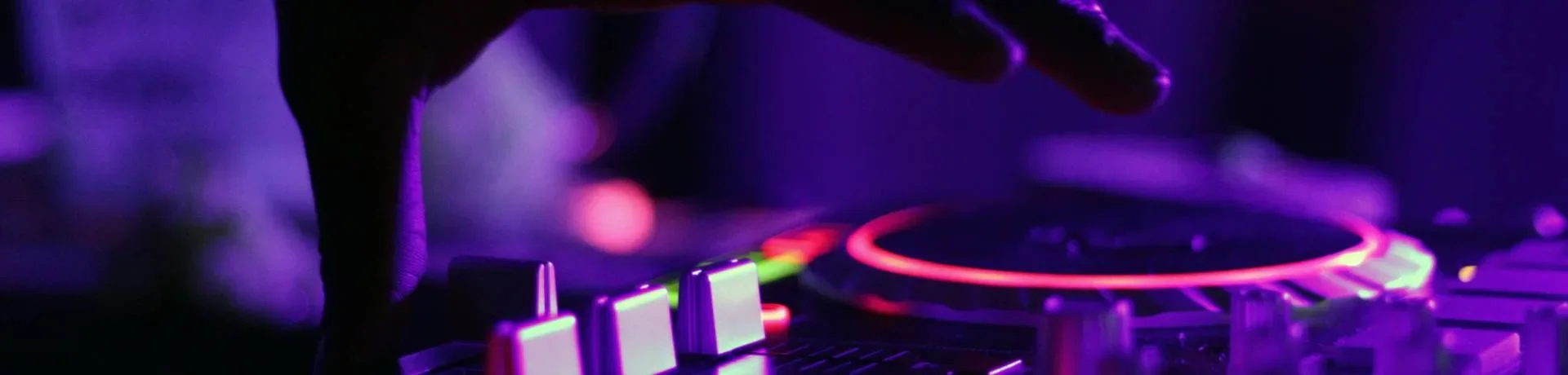 DJ-bord med klubbljus på HUGO Finspång